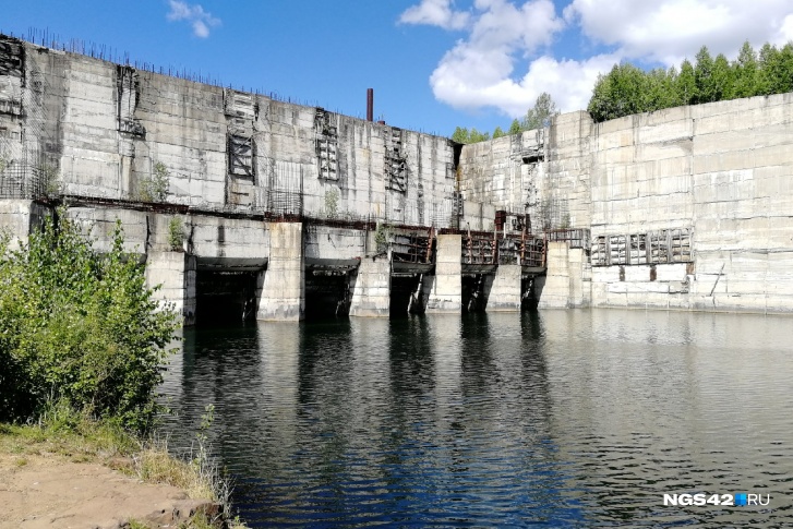 Строительство Крапивинской ГЭС было остановлено <nobr>30 лет</nobr> назад. Объект не был законсервирован. Так ГЭС выглядела в 2018 году