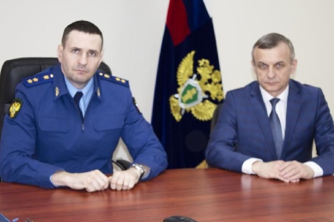 Юрий Русанов (на фотографии справа) работал на должности в управлении Генпрокуратуры по СФО с апреля 2022 года в статусе исполняющего обязанности начальника Юрий Русанов (на фотографии справа) работал на должности в управлении Генпрокуратуры по СФО с апреля 2022 года в статусе исполняющего обязанности начальника