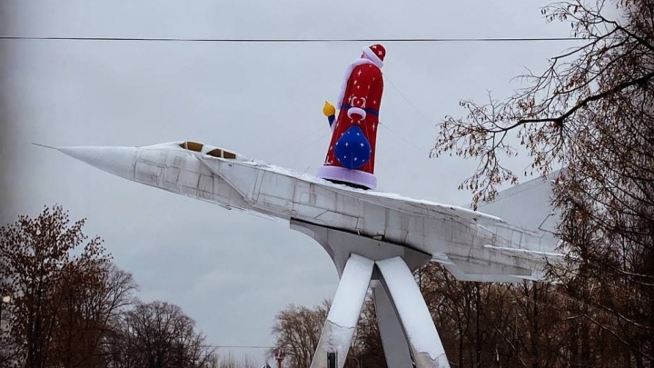 Образ взяли с советских открыток: в Перми на памятнике «МиГ на взлете» установили Деда Мороза
