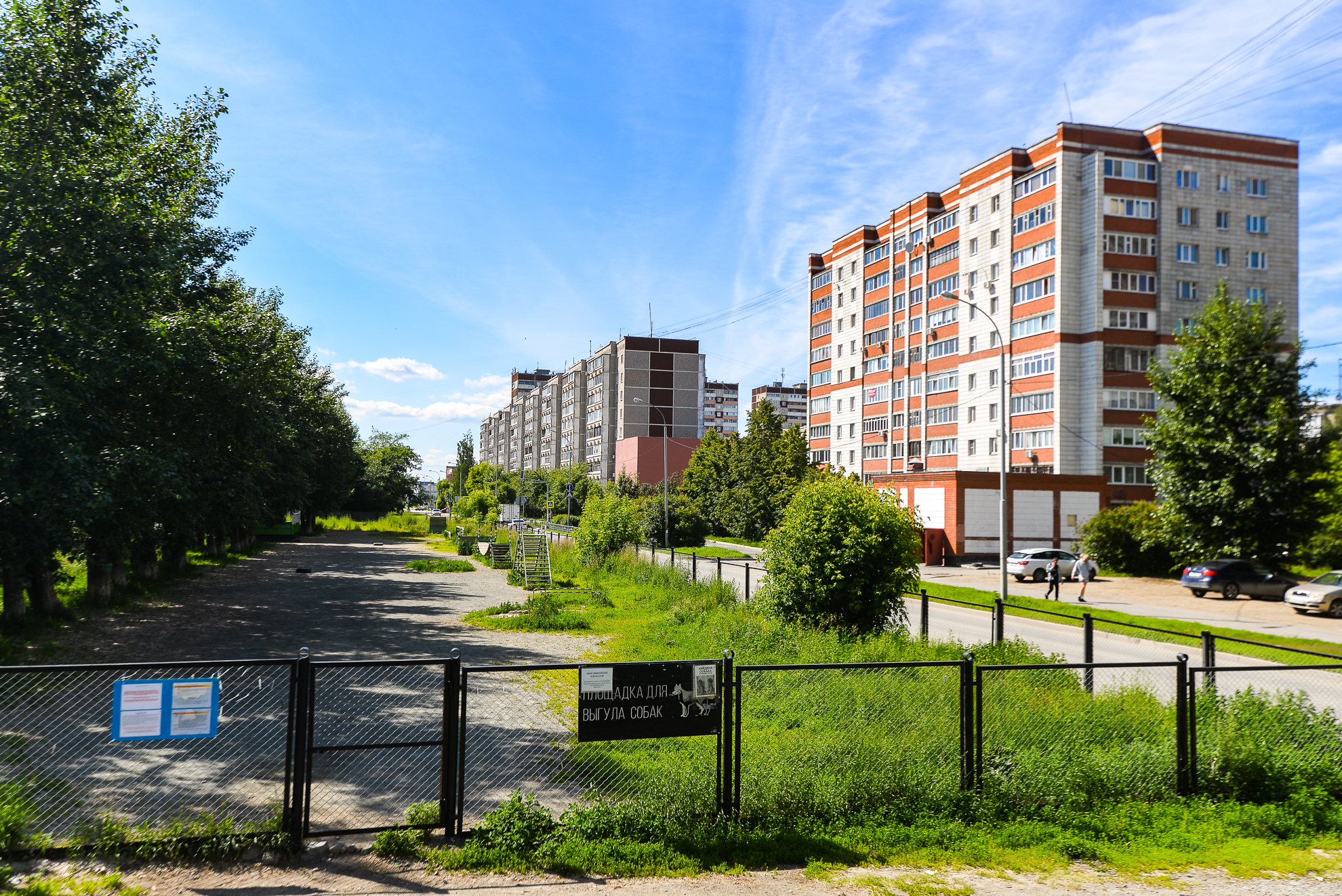 ВИЗ очень зеленый и уютный. Только архитектура напоминает о суровом заводском прошлом ВИЗ очень зеленый и уютный. Только архитектура напоминает о суровом заводском прошлом