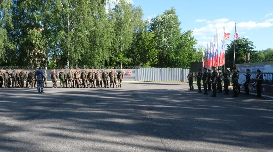 Вернувшихся сотрудников встречали с оркестром Вернувшихся сотрудников встречали с оркестром
