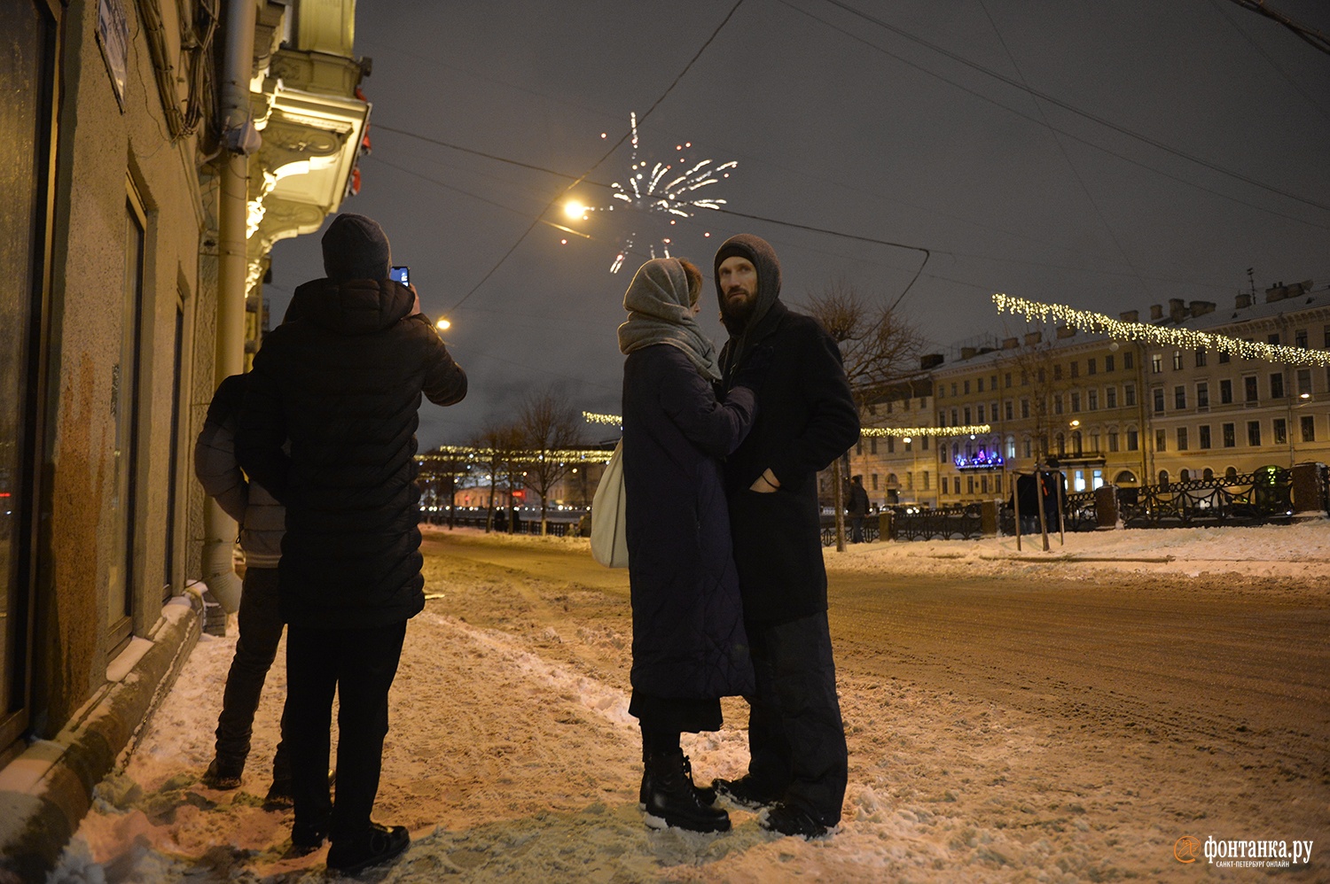 Последние часы декабря. В Петербурге счастливые люди гуляют под охраной |  31.12.2021 | Санкт-Петербург - БезФормата