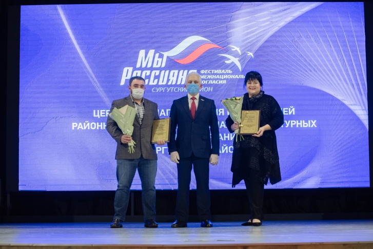 Валентин Полторацкий (в центре) вручил награду Татьяне Карабаевой и Эльдару Хизриеву Валентин Полторацкий (в центре) вручил награду Татьяне Карабаевой и Эльдару Хизриеву