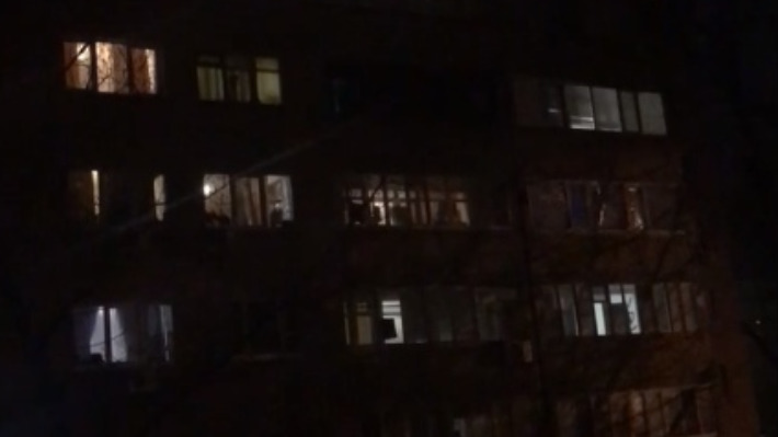 В Ростове ребенок кричал о помощи из окна. Что увидели прохожие, поднявшись в квартиру