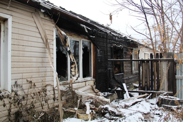 Половина деревянного жилого дома сгорела