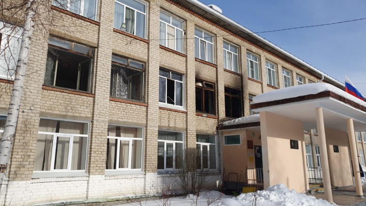 Эвакуировали более 600 человек: на Урале в школе во время занятий загорелся класс русского языка