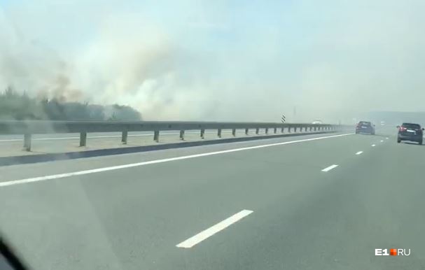Дорога стала опасной: на Челябинском тракте бушует сильный пожар
