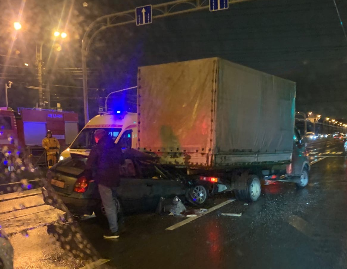 В «паровозе» на Косыгина погиб человек: «Тойота» ушла под фургон, проломив стекло