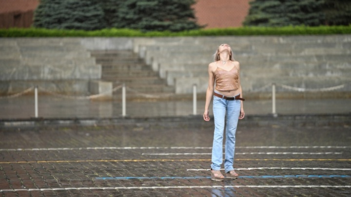 К измученным жарой москвичам идут гроза с дождем