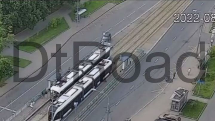 Mercedes протаранил бордюр на трамвайной остановке на юго-западе Москвы. Видео