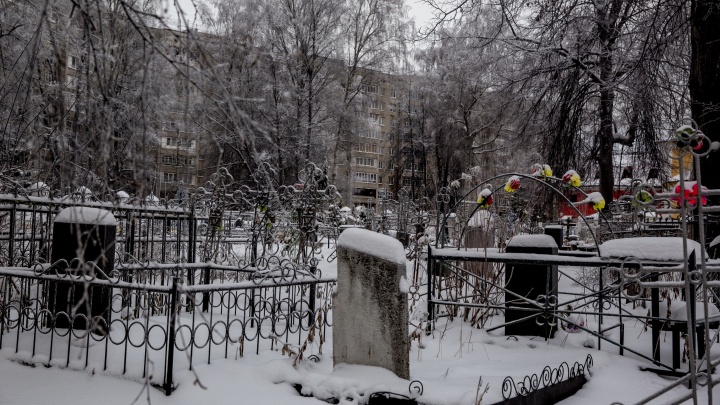 «Залезают в долги»: жители Ярославской области ездят 70 километров, чтобы отвезти тело умершего родственника в морг