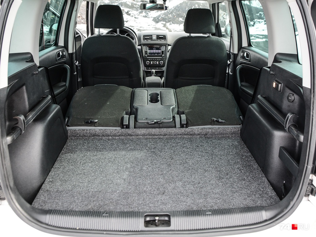 Малыш Skoda Yeti относился к компактному B-классу, но за счет трансформируемого салона прямоугольной формы отлично подходил для перевозки крупногабаритов Малыш Skoda Yeti относился к компактному B-классу, но за счет трансформируемого салона прямоугольной формы отлично подходил для перевозки крупногабаритов
