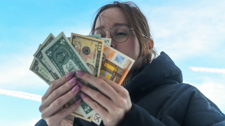 Курс доллара скакнул до 80: уральский экономист — о том, что сейчас делать с валютой