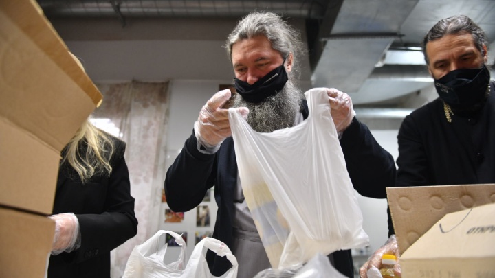 В Екатеринбурге митрополит и православные активисты собрали продукты для малоимущих семей