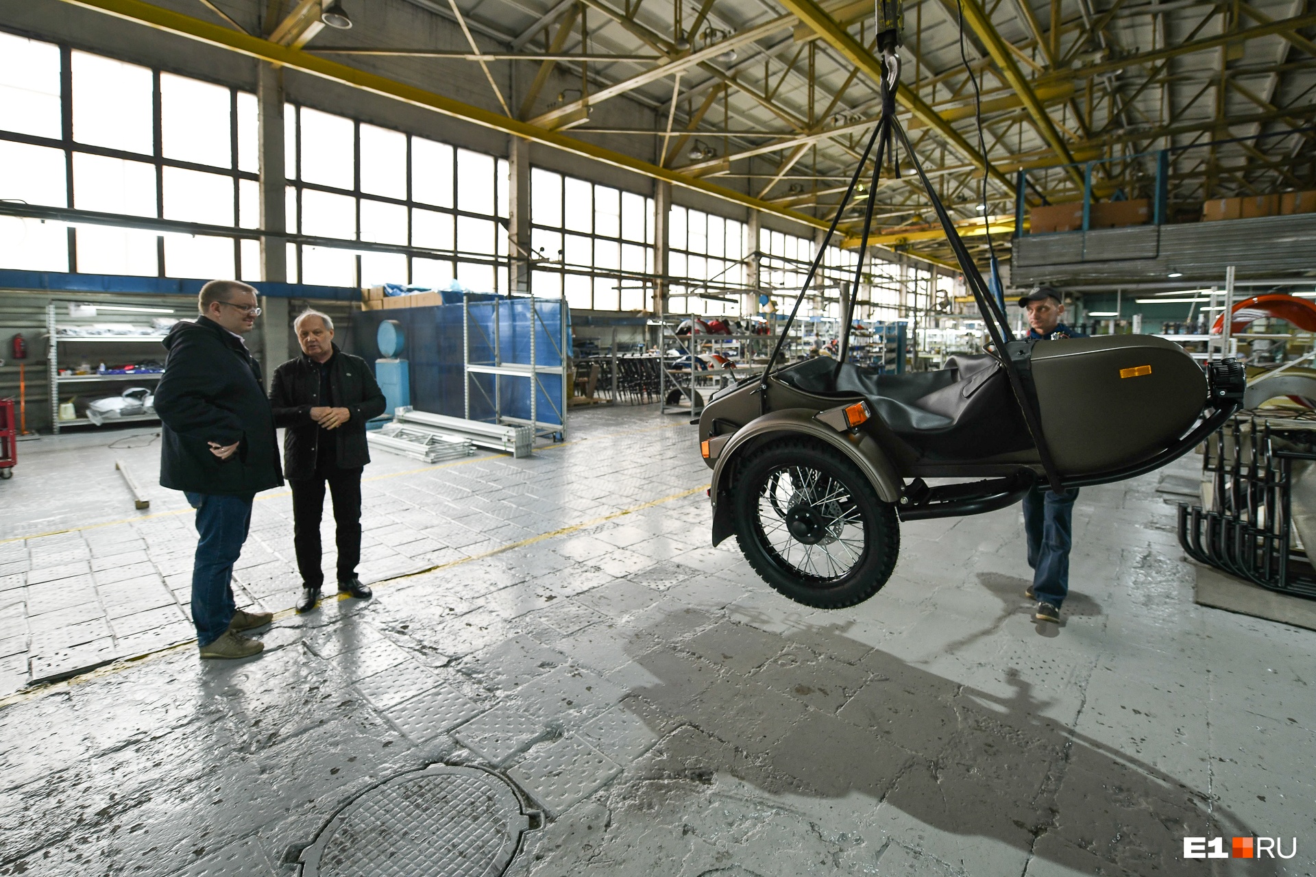 Снова на грани. Репортаж с завода, где сотня рабочих делают последние российские мотоциклы