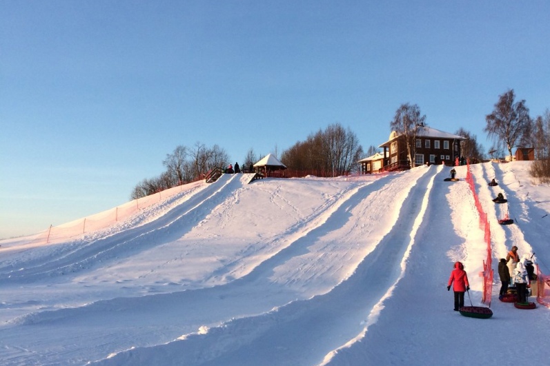 Работает пункт проката инвентаря для зимних забав и спорта: коньки, лыжи, сани и сноуборды