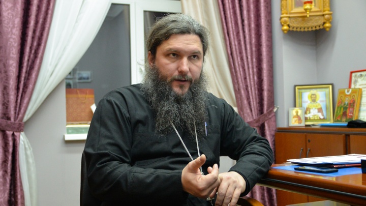 Глава Екатеринбургской епархии едва не замерз на трассе после мелкого ДТП