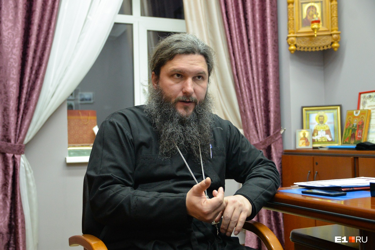 Глава Екатеринбургской епархии едва не замерз на трассе после мелкого ДТП