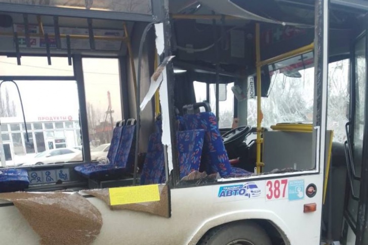Автобус сильно покорежен Автобус сильно покорежен