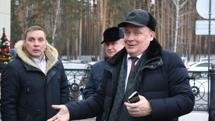 Мэр Екатеринбурга объявил о победе надо льдом на дорогах. Но на тротуарах всё еще скользко