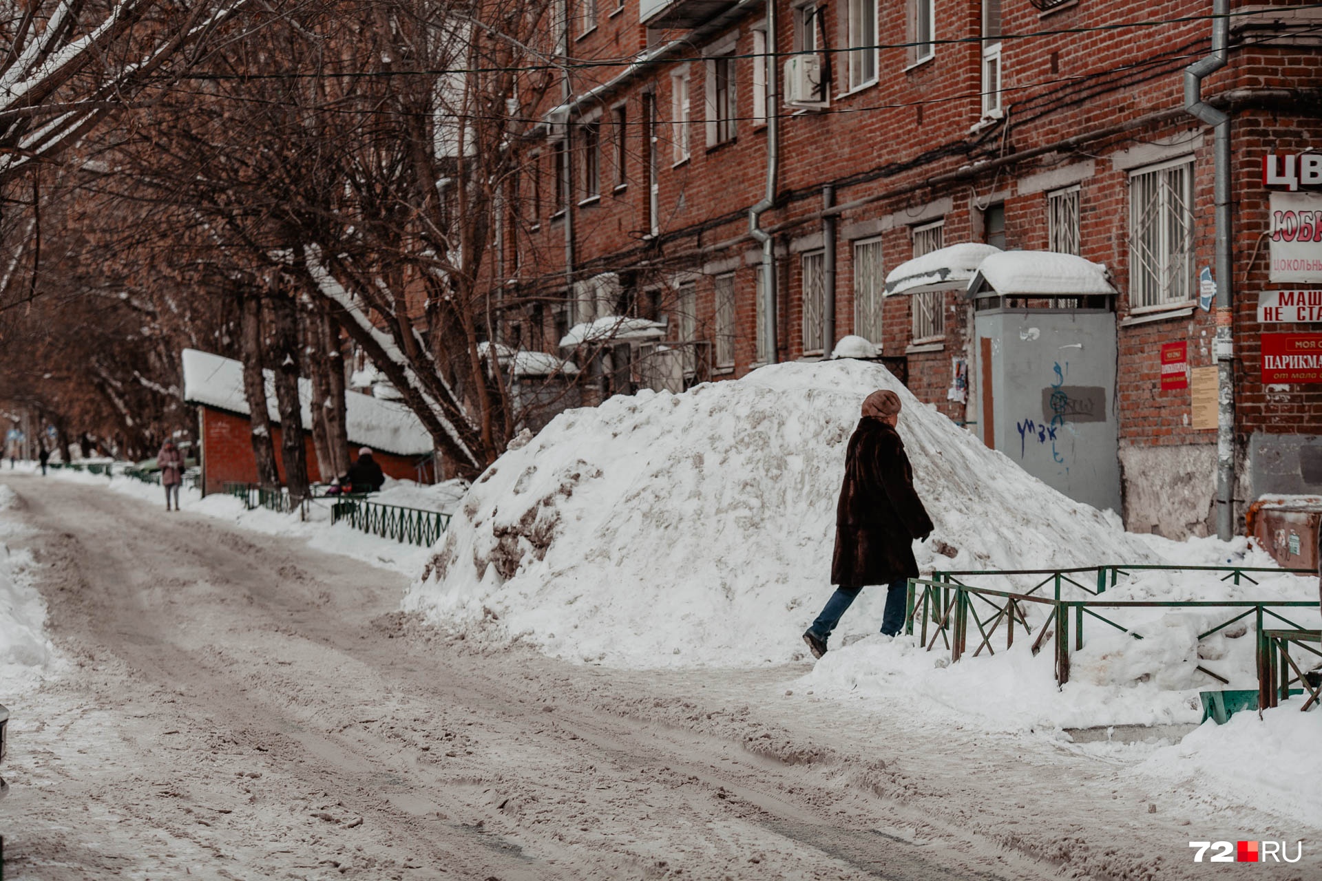 Гора снега на Республики — большой обрыв, чтобы машины хоть как-то смогли проехать в неубранном дворе Гора снега на Республики — большой обрыв, чтобы машины хоть как-то смогли проехать в неубранном дворе