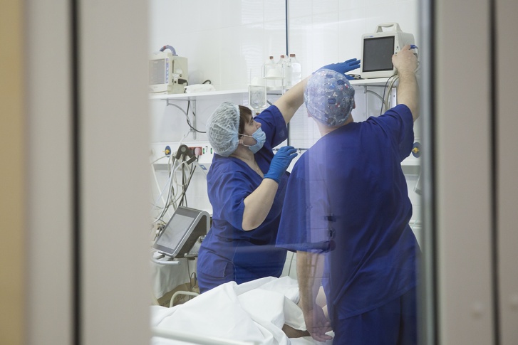 Пациентов в ковидных госпиталях Югры становится меньше