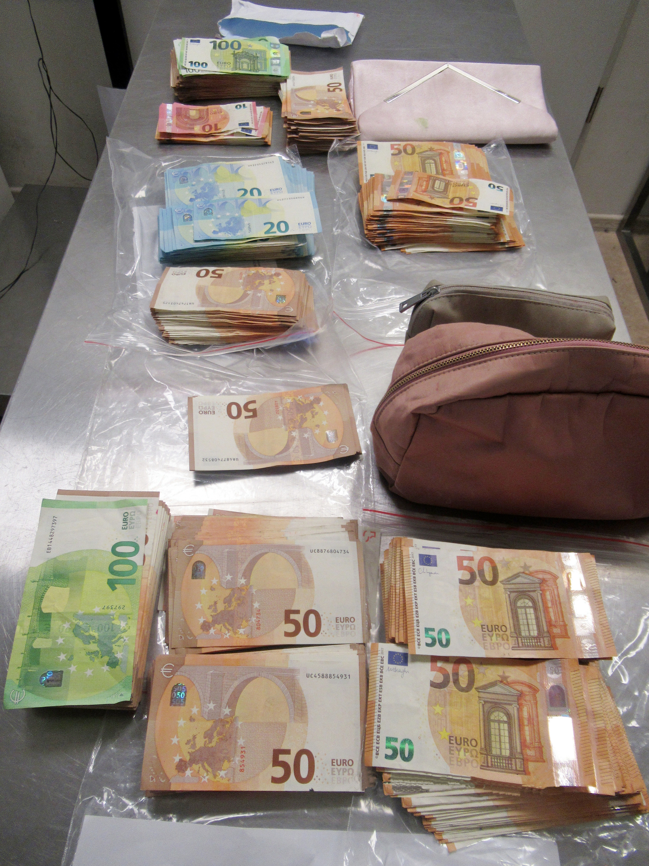 В Пулково у «забывчивой» пассажирки нашли 45 тысяч евро. Она прятала купюры в багаже