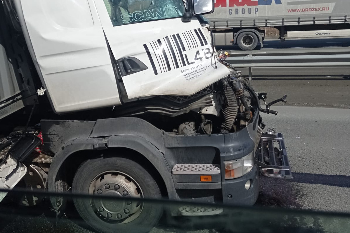 «Фура в КАМАЗ врезалась». На Ново-Московском тракте грузовик сбил рабочих, которые ремонтировали дорогу