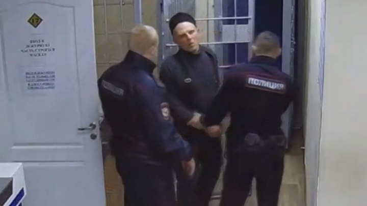 Челябинца отдали под суд за нападение на полицейского в аэропорту. Дебош попал на видео