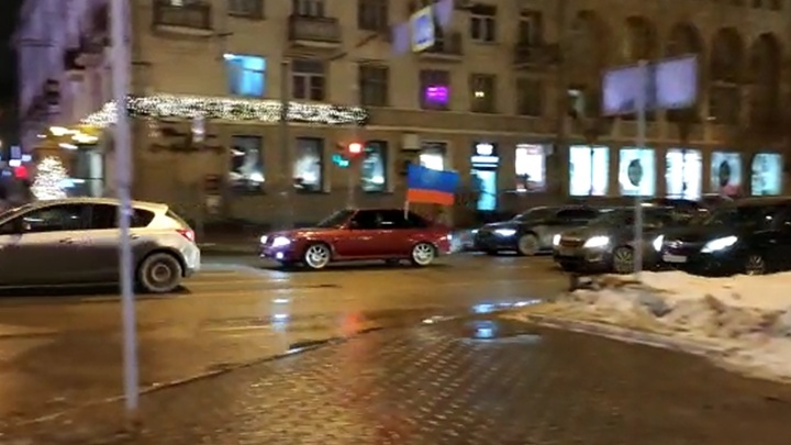 По центру Екатеринбурга устроили автопробег с флагами ДНР, ЛНР и России
