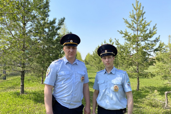 Полицейские, спасшие женщину Полицейские, спасшие женщину
