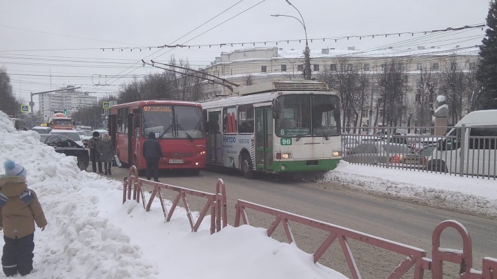 Движение парализовано: в Ярославле из-за ДТП с маршруткой встал крупный проспект