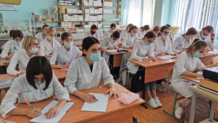 Студентам-медикам дадут по 1000 рублей