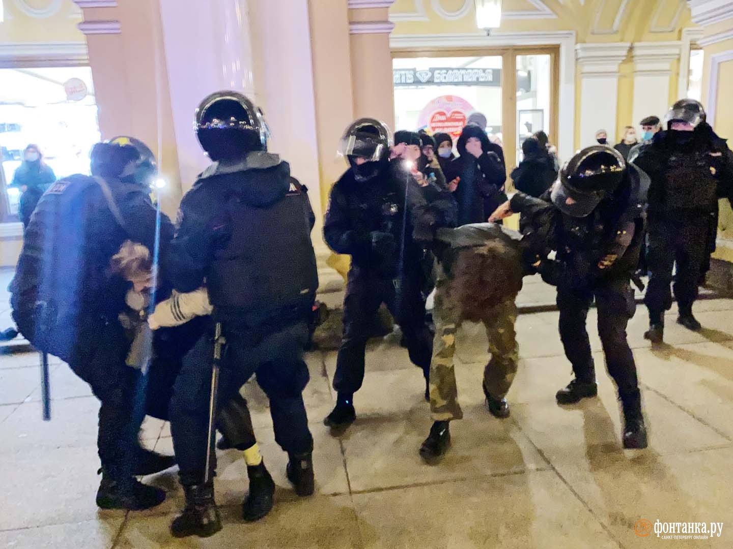 В Петербурге на митинге за мир задержали почти 50 человек | 26.02.2022 |  Санкт-Петербург - БезФормата