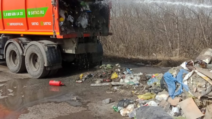 Водитель мусоровоза вывалил отходы на проезжую часть в Кузбассе