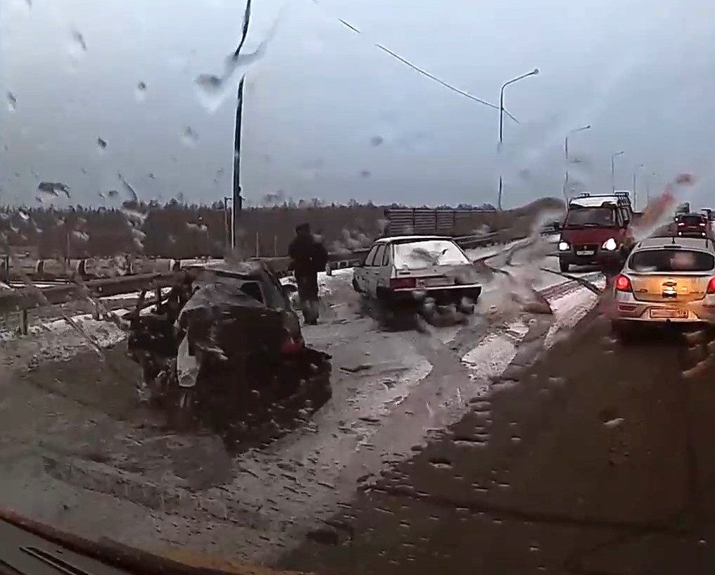 Скриншот видео портала <a href="https://megapolisonline.ru/na-mginskom-puteprovode-tri-cheloveka-postradali-stolknovenii-opelya-i-uaz-patriot/" class="_ io-leave-page" target="_blank">«Мегаполис»</a>