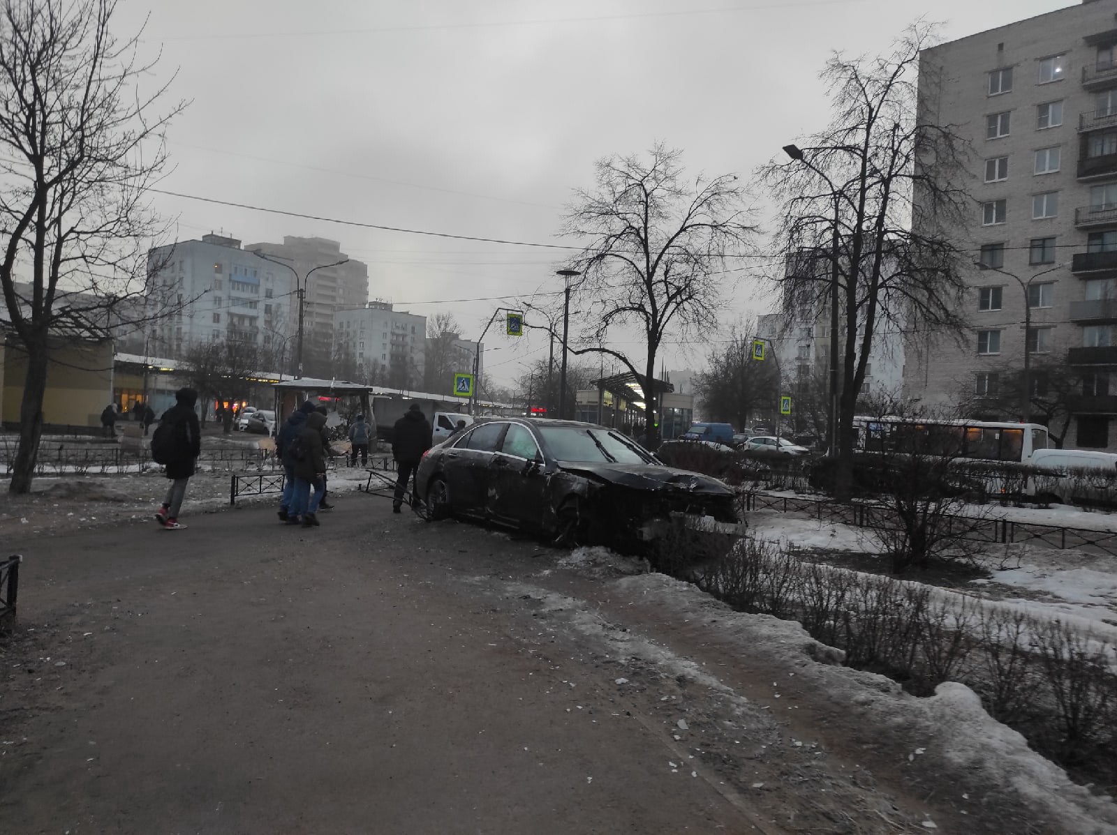 Водитель «Мерседеса», удирая от полиции, протаранил ларек, снес дерево и  забор на бульваре Новаторов | 14.03.2022 | Санкт-Петербург - БезФормата