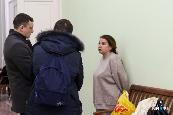 На фото Елена Лопаева ожидает решения по мере пресечения в Нижегородском районном суде