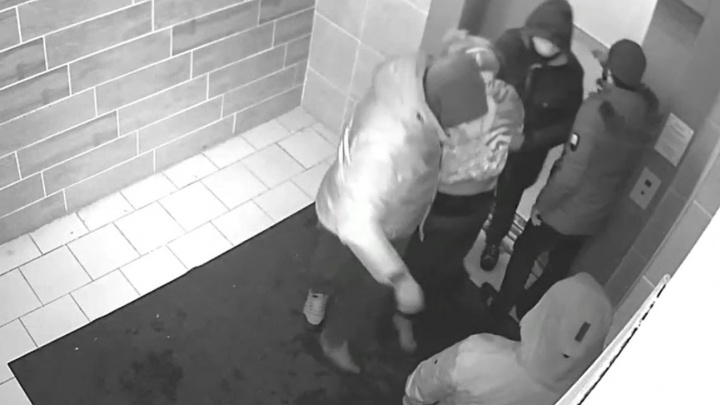 Появилось видео, на котором Зарему Мусаеву насильно выводят из нижегородской квартиры без верхней одежды