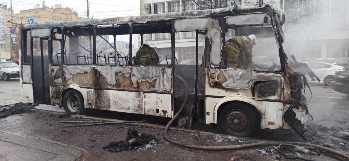 В Кирове загорелся автобус с пассажирами внутри