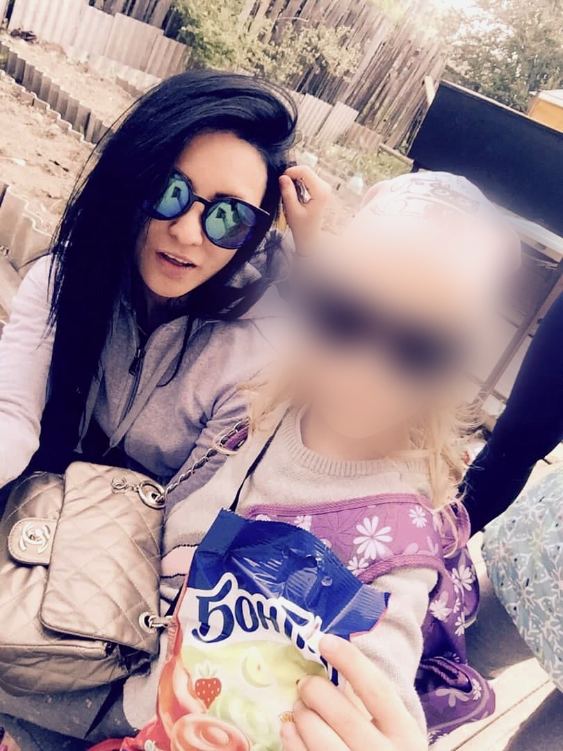 У Анны есть дочь, но, по словам соседей, мужа у нее нет, и девочку она воспитывает одна У Анны есть дочь, но, по словам соседей, мужа у нее нет, и девочку она воспитывает одна