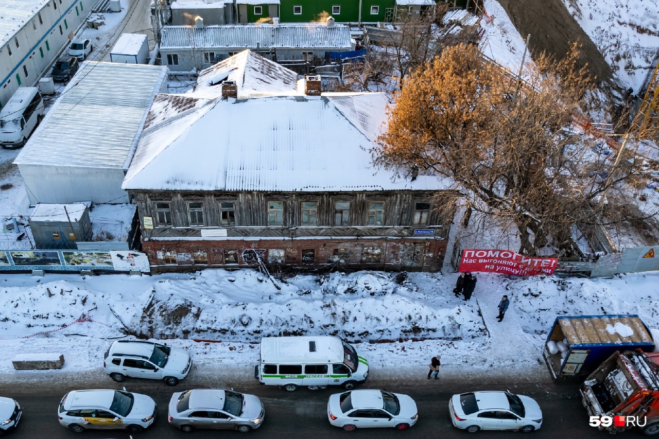 Жители вывесили баннер «Помогите, нас выгоняют с детьми на улицу» Жители вывесили баннер «Помогите, нас выгоняют с детьми на улицу»