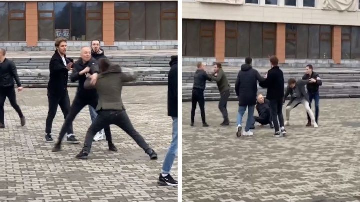 Напротив цирка в Екатеринбурге молодые парни устроили массовую драку. Видео