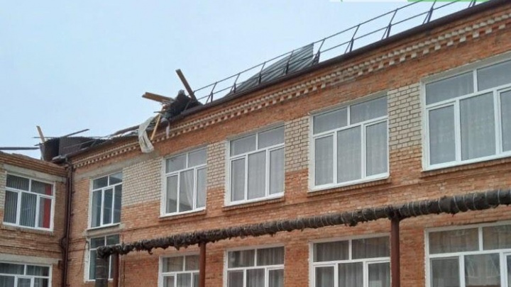 Падающие крыши и деревья. На Краснодарский край обрушился ураганный ветер