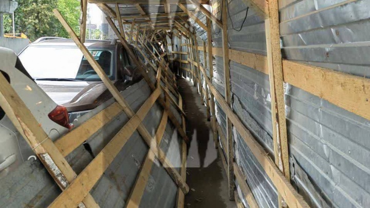 Повалил забор на пешехода: по Москве гуляет ураган