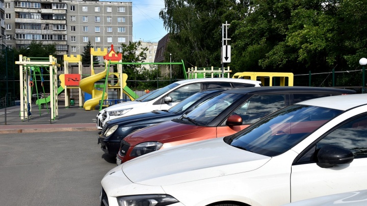 Не двор, а «столбняк»: жители престижного ЖК в Челябинске отсудили право парковаться у подъезда