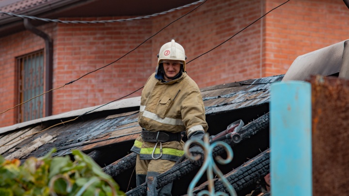 Сгорели «Две сестры»: поздно ночью в Кузбассе произошел пожар в гостинице