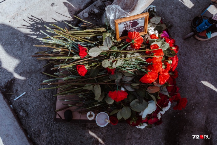 Стихийный мемориал возле места трагедии организовали родные и близкие погибших мальчиков Стихийный мемориал возле места трагедии организовали родные и близкие погибших мальчиков