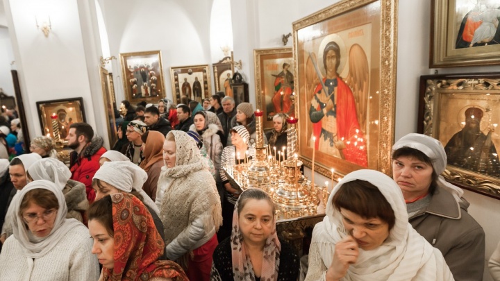 «Поставить свечу онлайн». РПЦ рекомендует воздержаться от соборных служб в Москве