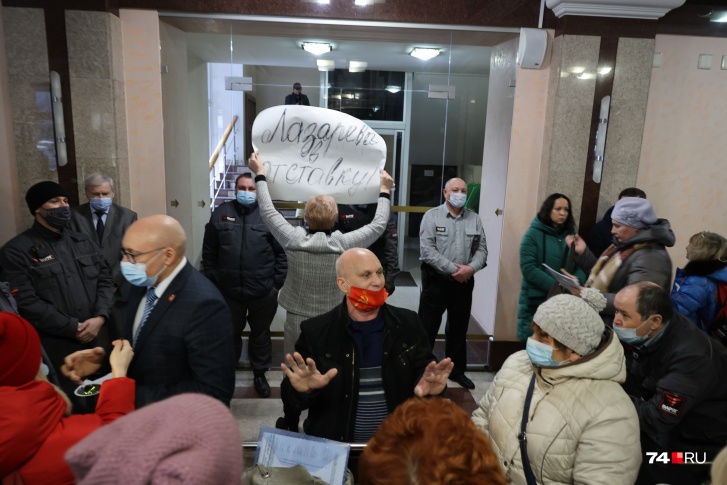 63-летняя Роза Фаизова держала в руках вот такой плакат, и теперь ей придется заплатить за это 15 тысяч рублей
